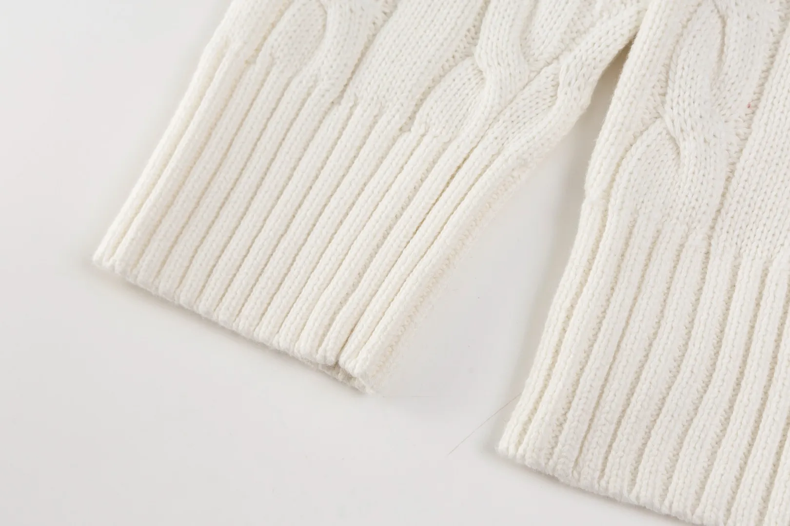P236 #R92 RALPH LAUREN Ralph Lauren fifteen colors classic small label embroidery logo turtleneck pullover half-zip knitted cable sweater with high-density LOGO embroidery on the chest and original customized tag accessories. Made of pure cotton yarn, pure cotton is skin-friendly and comfortable, small label war horse embroidered twist turtleneck sweater 🐎 high quality, follow the blogger to learn how to wear it! Let’s buy a Ralph Lauren cable sweater. It’s a super hard-to-find series after it became popular. It’s hard to find one on the official website. It’s simple and practical to wear, with a lazy and loose feel. The thickened fabric has more texture, feels soft and delicate, and has a loose fit. Whether worn alone or layered, you can wear different styles of fashion with just one piece!   Size：XS S M L